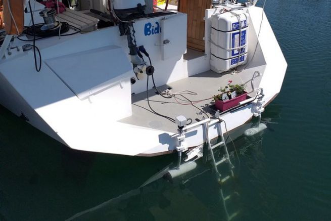 2 Minn Kota engines mounted on the transom of a sailboat?