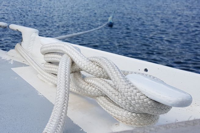 Mooring at the coast: after having released the mooring line of the back cleat, the front cleat took over. A complete mooring on the b side