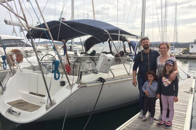 Arnaud, Mlanie, Lisa and Lou in front of Kalispera
