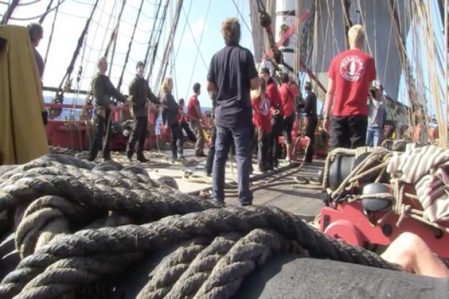 The manoeuvres on the Hermione - 2 videos