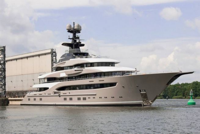 Kismet, the superyacht at the bow of Jaguar