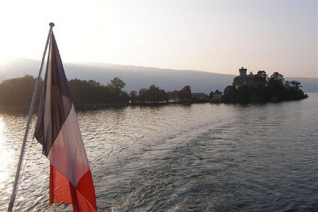 The national flag, a mandatory flag at the stern of all boats