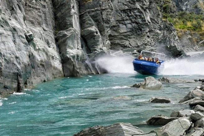 Visit New Zealand's canyons in a jet boat at 80 km/h!
