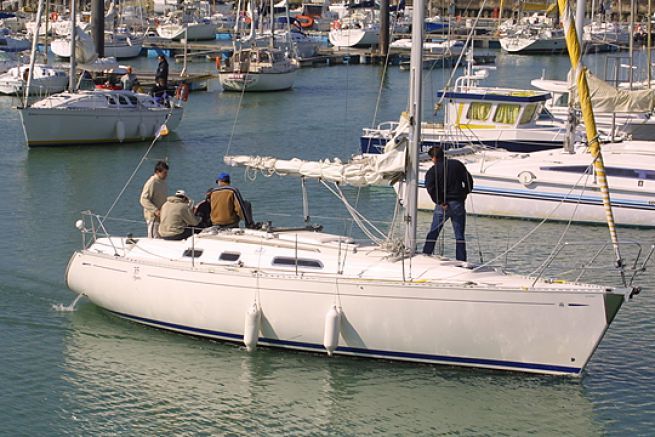 Administrative definition of a sailboat, which sailboat requires a boat license?