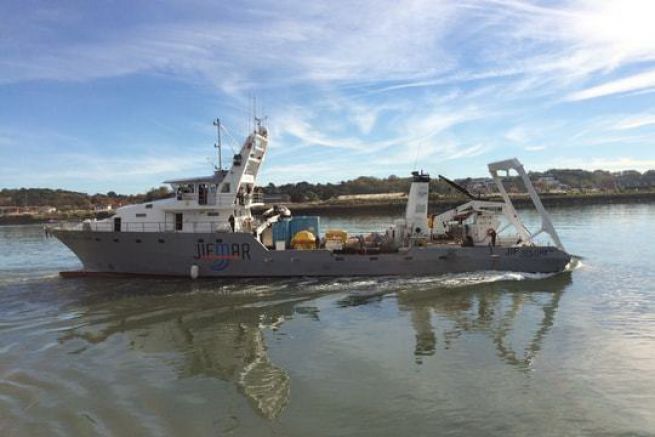 The rescue operation of the maxi-trimaran Prince of Brittany is underway