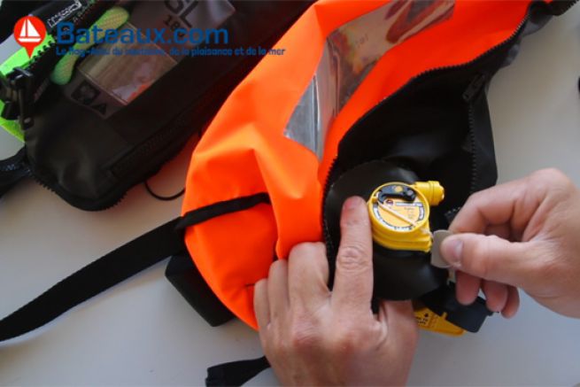 Replacing a Hammar cartridge on a lifejacket