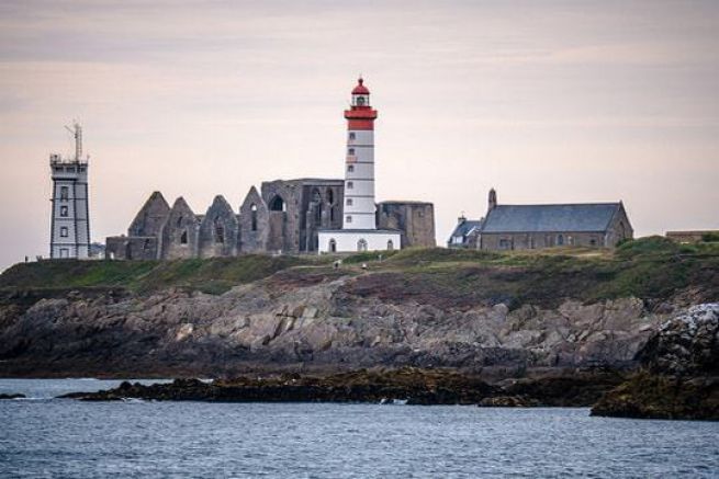 How many lighthouses are there in France?