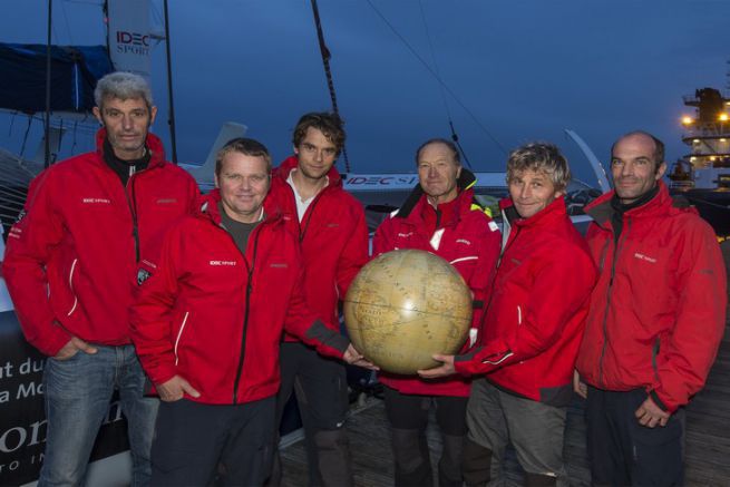 The Idec Sport crew on the Jules Verne Trophy