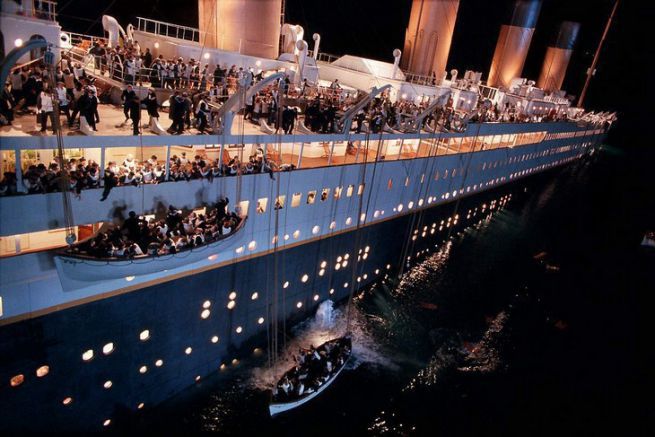 Sinking of the Titanic in the James Cameron movie