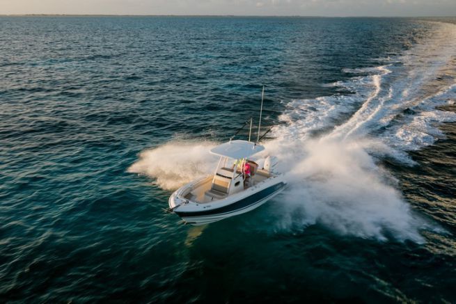 230 Outrage, new 2016/2017 from Boston Whaler