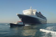 A pilot boat meets a liner