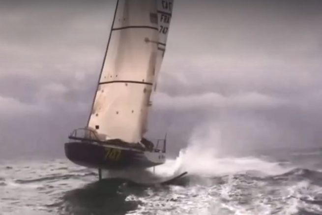 Mini hydrofoil SEAir: First video of the sailboat in flight