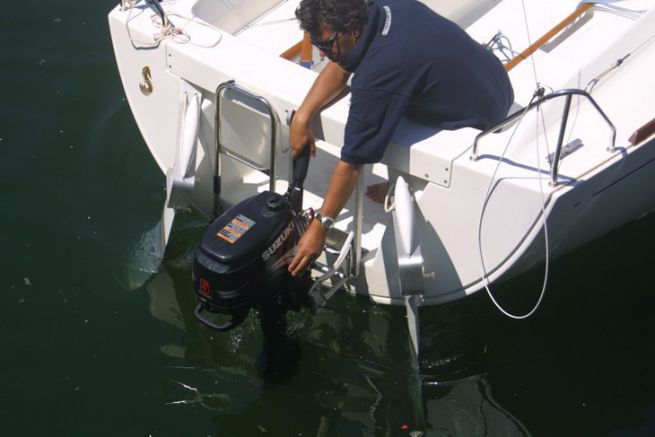 Outboard on a sailboat: propulsion adapted to light weights