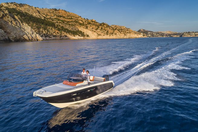 The 240 CX from Invictus Yacht, new in 2018