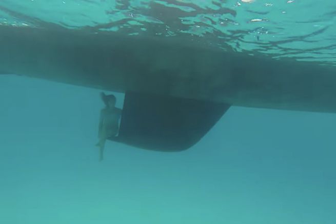 Sarah underneath Maloya's hull