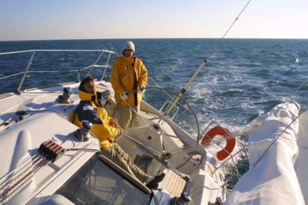 Sailing without breaking the bank: the purses of the crew members