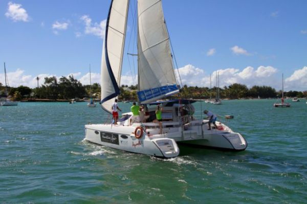 Rather light, well covered and favoured by a reduced wet surface, the Mah 36 is convincing under sails.