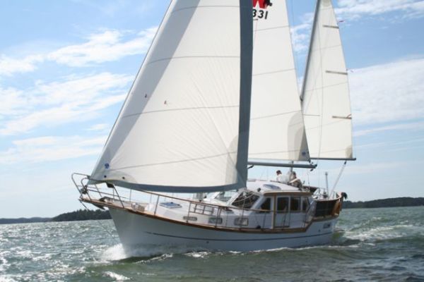 The fifty or the mixed sailboat: the pragmatic sailboat that takes on the engine