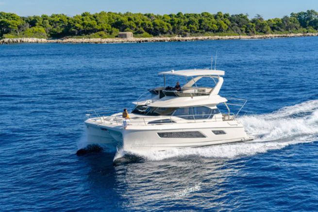 Construction of the Aquila 44, a new power cat for Europe .