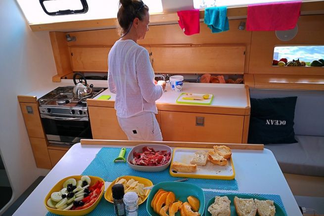 The right choice of accessories to organize your kitchen on board a boat intelligently