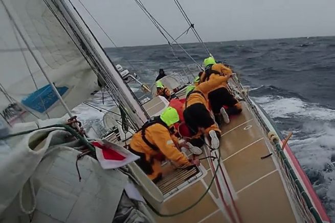 More than 60 knots of wind south of the 40th for Hugo and his crew