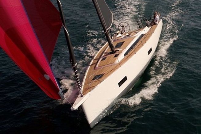 Solaris 44: Positioning, architecture and design of a very beautiful and fast cruiser