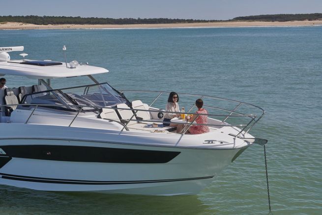 Accommodation and life on board the Leader 12.50 WA, a luxurious day cruiser