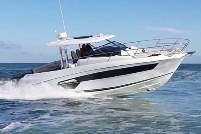 Pricing and competition of the Leader 12.50 WA, in the luxury world
