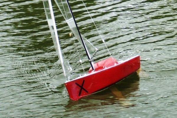 Free model boat plans: the MiniX, an easy-to-build radio-controlled sailboat