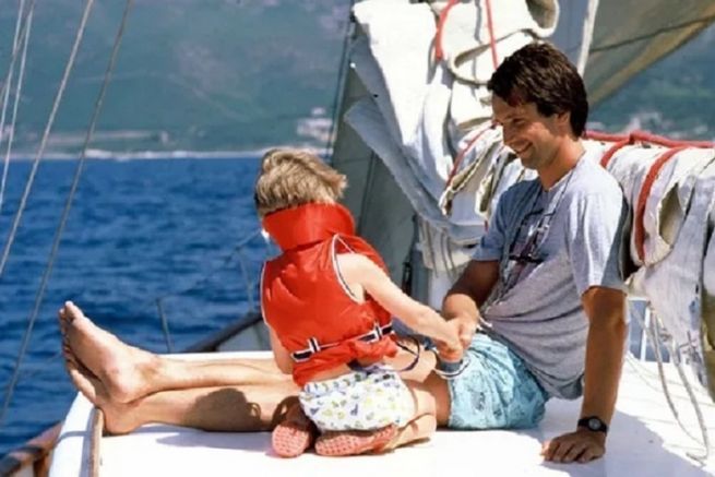 Thierry Lhermitte with his family aboard his Oceanis 430