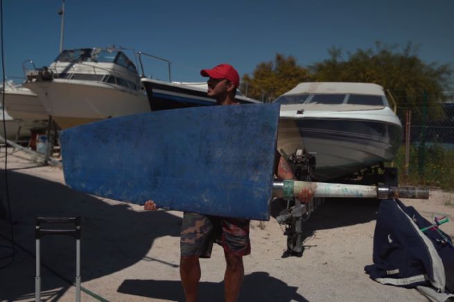 Nomad Citizen Sailing : Checking the rudder before launching