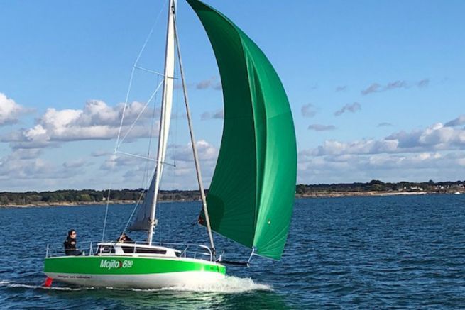 Sailing a Mojito 6.50 : Dry surfing downwind on a small sailboat