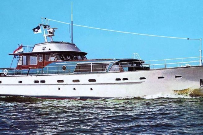 Yacht, pleasure boat with VHF antenna and with MF HF antenna