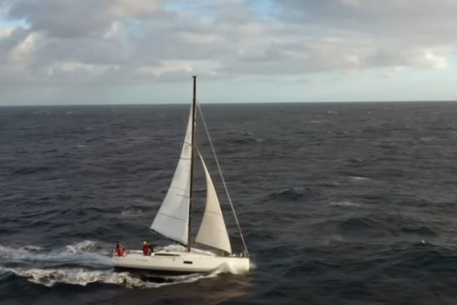 A crew put to the test by the upwind crossing of the Bay of Biscay
