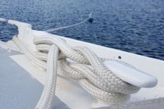 Mooring at the coast: after having released the mooring line of the back cleat, the front cleat took over. A complete mooring on the b side