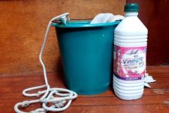 Household vinegar, ecological and economical for boat maintenance