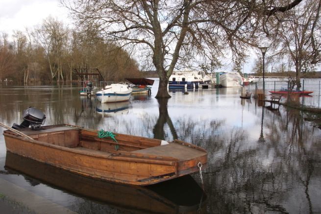 Understanding and anticipating flooding on waterways