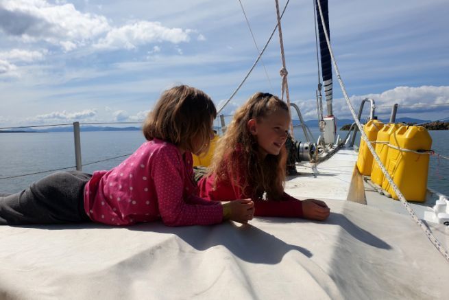 One year of life aboard Arthur: first assessment of life on a sailboat as a family