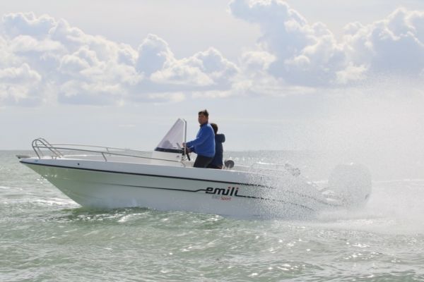 Emili 5.90, a transportable open hull for beginners