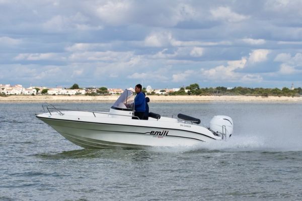 Test of the Emili 5.90, the versatile and transportable open hull