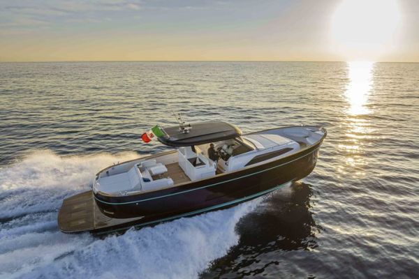 Test of the Gozzo 45, neoclassical style and comfortable family cruise