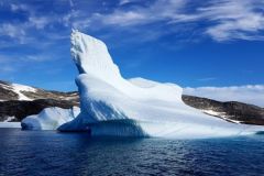 Is the color of icebergs white?
