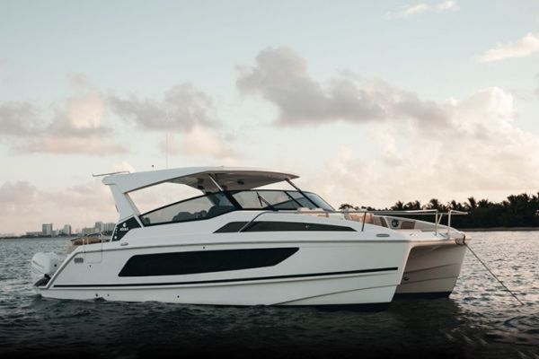 Test Aquila 36, an outboard catamaran that adapts to your program