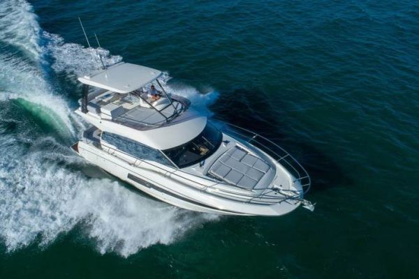 Prestige 460, a boat available in Coupe or Flybridge versions