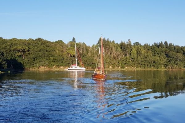 Navigation on a maritime river, relaxation and change of scenery guaranteed through the land