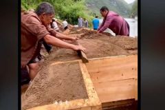 Building boats on earthen moulds