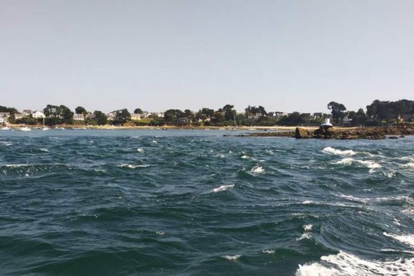 Boating license / I see this white beacon on the coast. Is the point sharp?