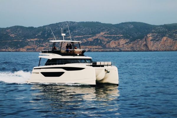Test drive of the Prestige M48, a motor catamaran for families on the water