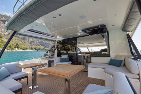 Prestige M48, 130 m2 of living space for living on the water