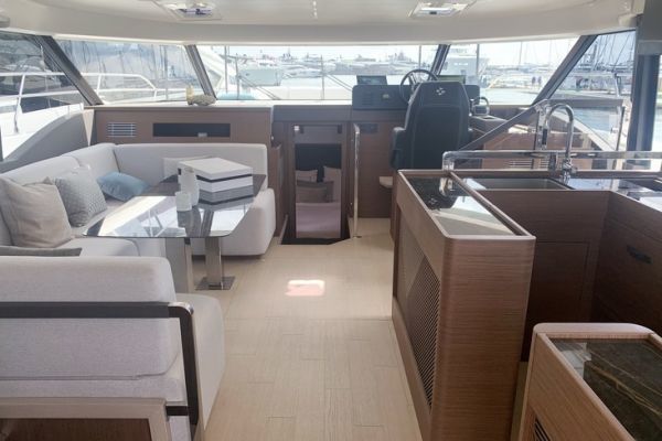 Prestige M48, prices and must-have options for long-distance cruising